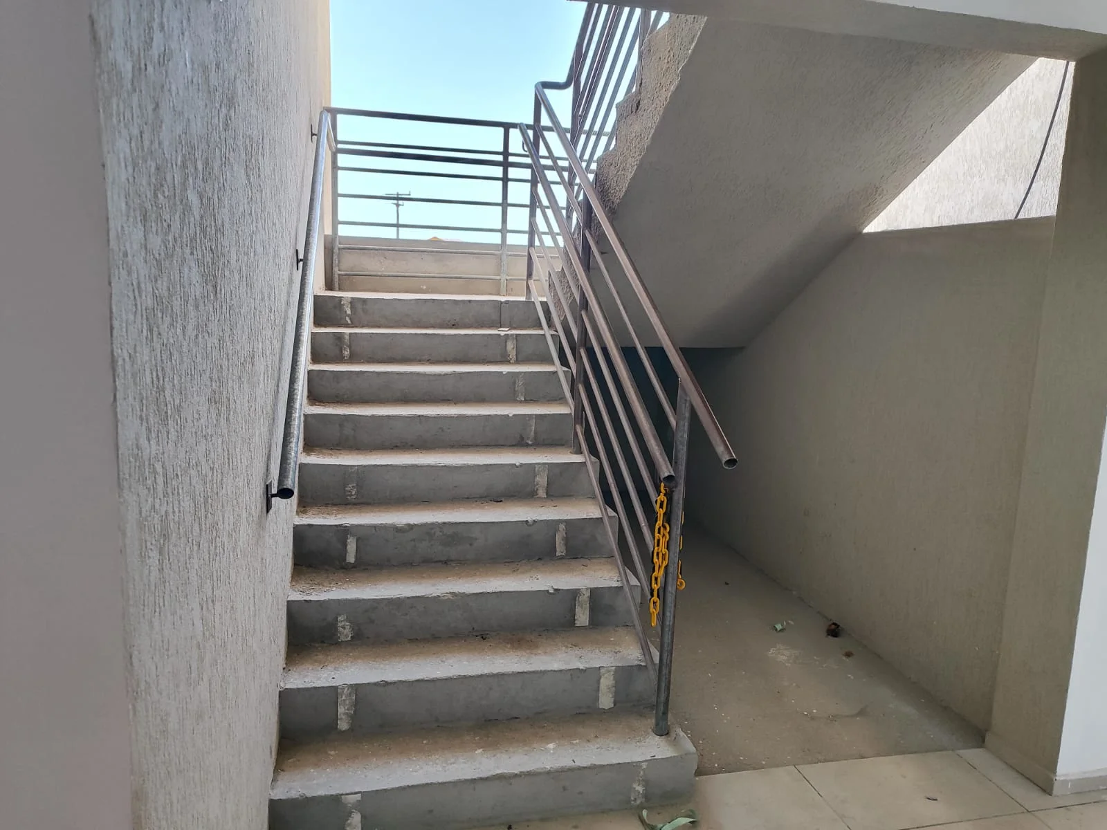 Registro de instalação em escada durante a execução da obra.