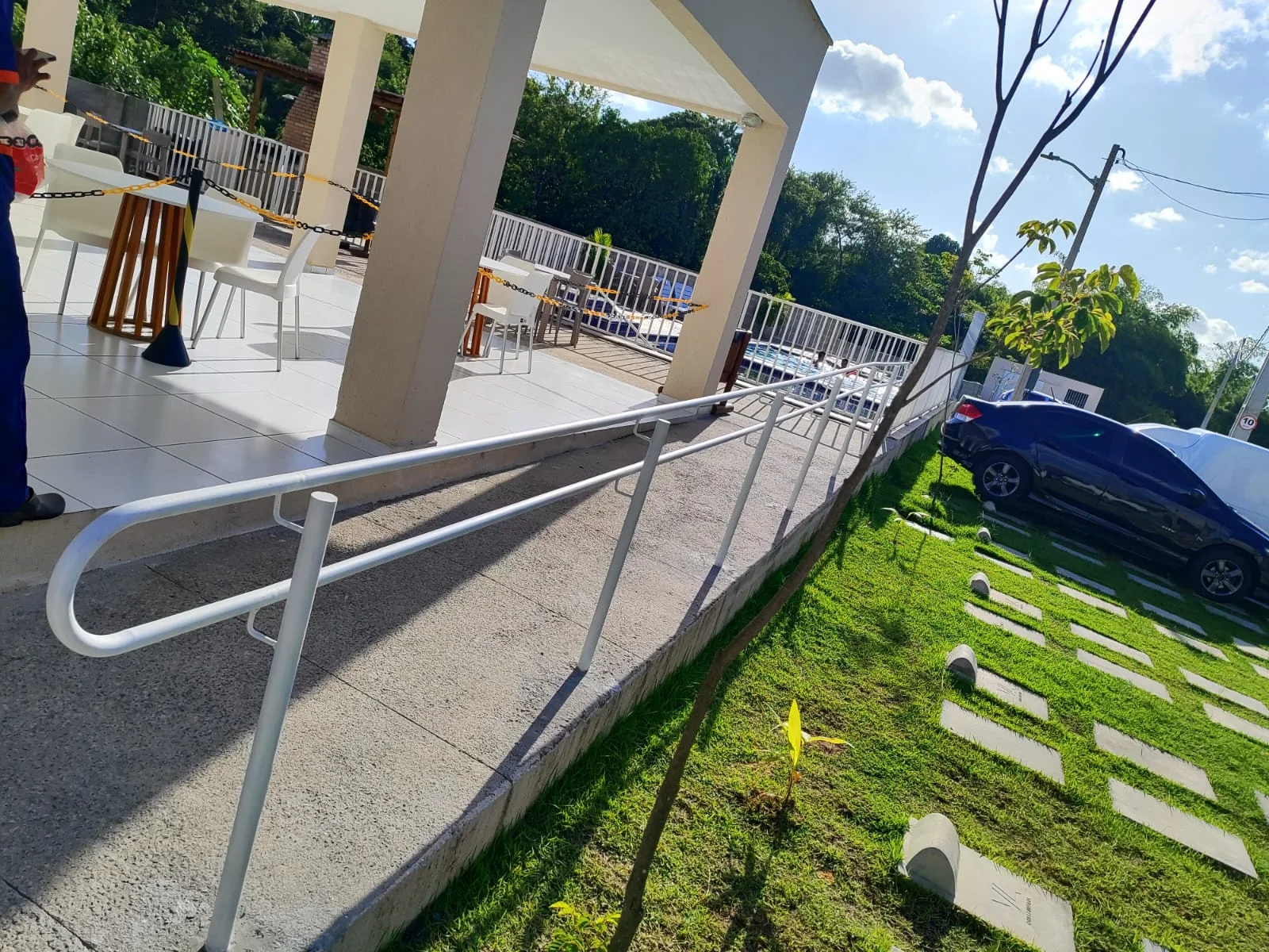 Fabricação e instalação de corrimão metálico em área de circulação.
